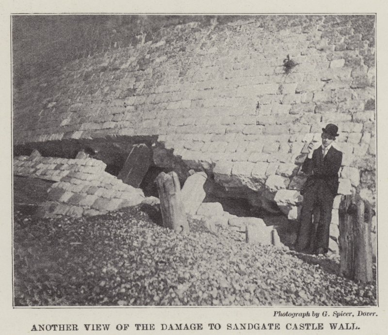 En annen utsikt over skadene på Sandgate Castle Wall av English Photographer