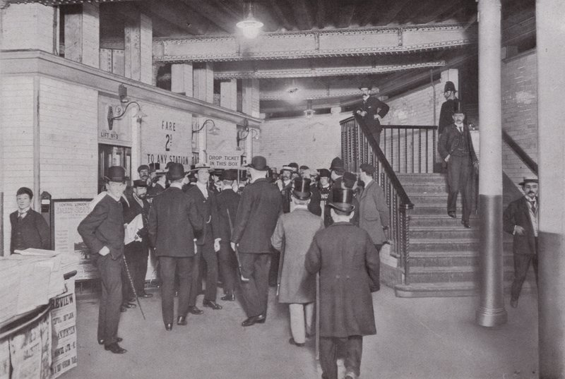 Ved Bank Station til Central London Railway, inngang av English Photographer