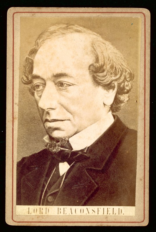 Benjamin Disraeli, Lord Beaconsfield, portrett (s/hvitt-bilde) av English Photographer