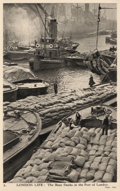 Båter og lektere i de travle havnene i Londons havn (s/hvitt-bilde) av English Photographer