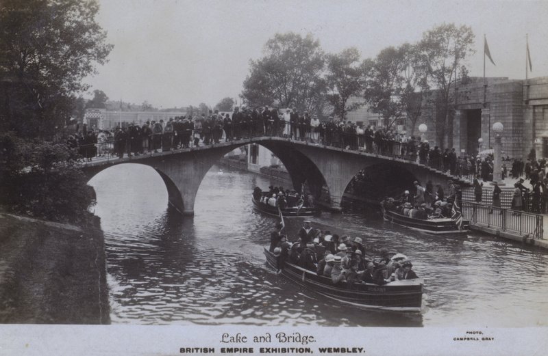 British Empire Exhibition, Wembley: Lake and Bridge (s/h-bilde) av English Photographer