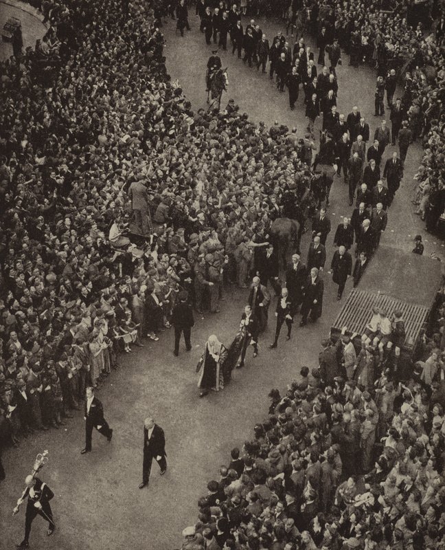 Den britiske statsministeren Winston Churchill og hans kabinett går til Church of St Margaret, Westminster, for en takketjeneste for utfrielse fra trusselen om invasjon av Nazi-Tyskland, 8. mai 1945 (s/hv-foto) av English Photographer