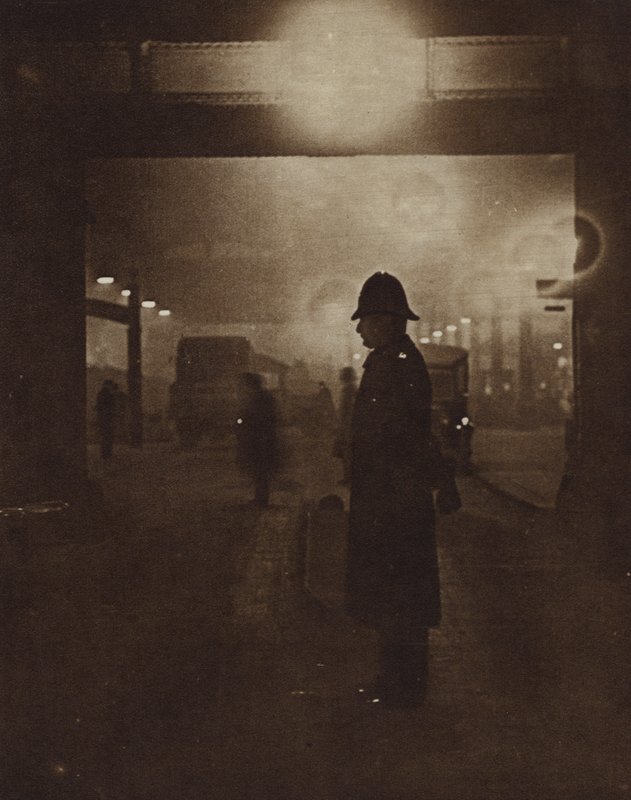 Britisk politimann på en tåkete gate (s/hv-bilde) av English Photographer