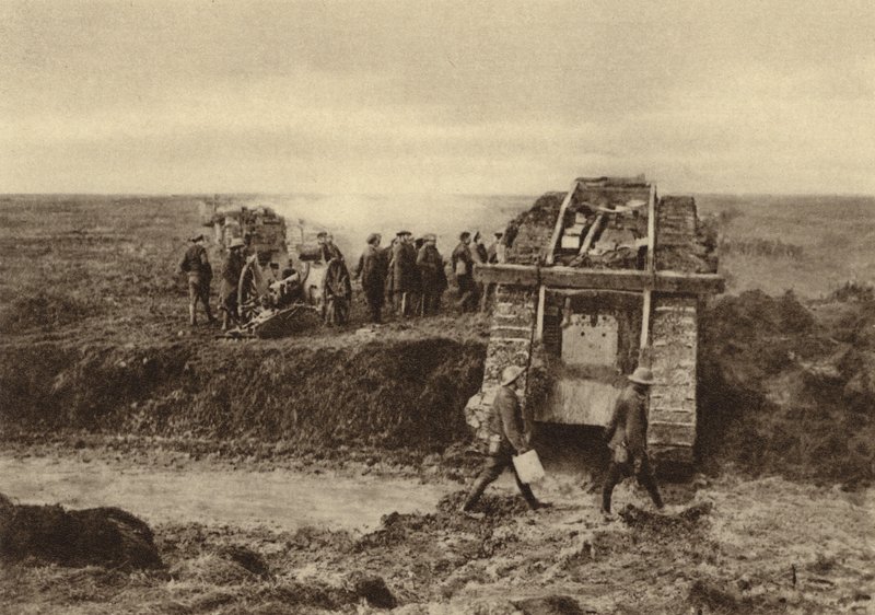 Britisk tankskvadron passerer artilleriposisjoner ved Graincourt på vei for å angripe Bourlon Wood, slaget ved Cambrai, Frankrike, første verdenskrig, november 1917 (s/hv-bilde) av English Photographer