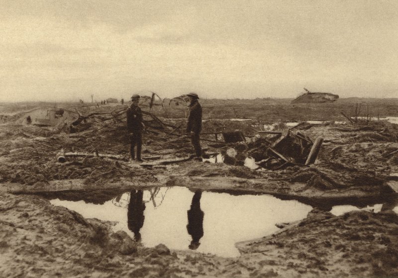 Britiske stridsvogner satt fast i gjørmen før de kunne nå de tyske linjene ved Ypres, Belgia, første verdenskrig av English Photographer