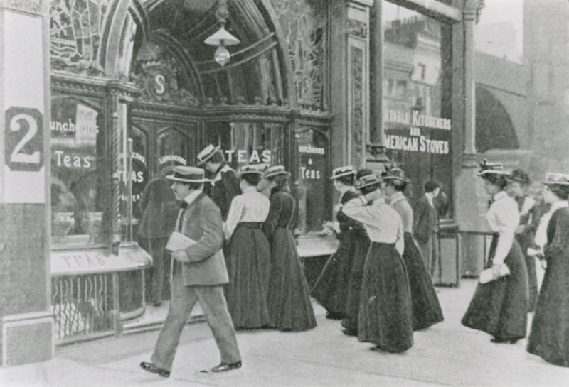 Buckingham Palace Garden Party, 1911 av English Photographer