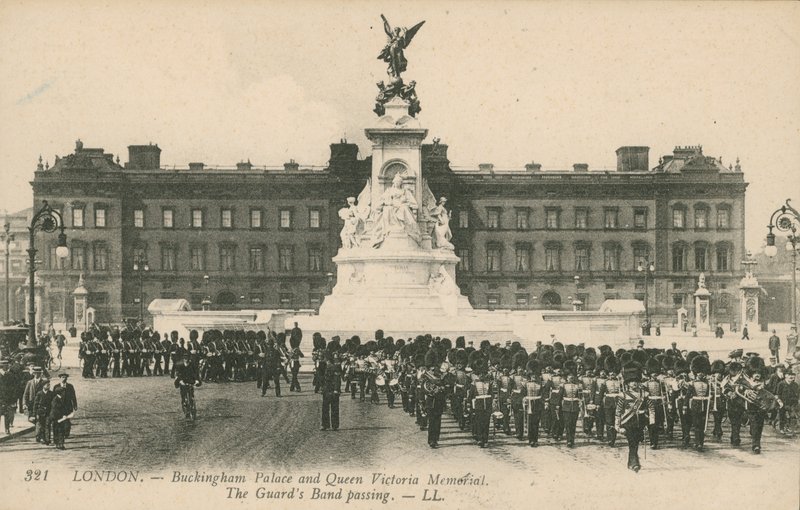 Buckingham Palace og Queen Victoria Memorial; The Guards Band passerer av English Photographer