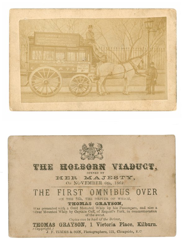 Kort (foran og bak) til minne om første omnibus kjørt over Holborn Viaduct, 6. november 1869 av English Photographer