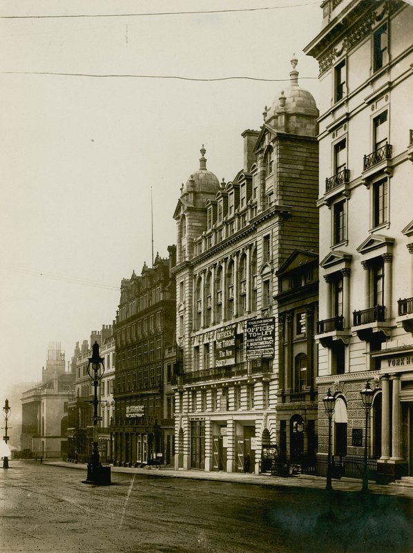 Carlton House, bygget på stedet til St Philips Chapel, Regent Street, London, i 1904 av English Photographer