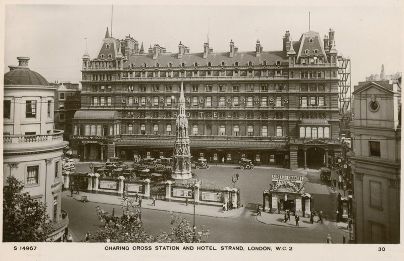 Charing Cross Station and Hotel, Strand, London av English Photographer