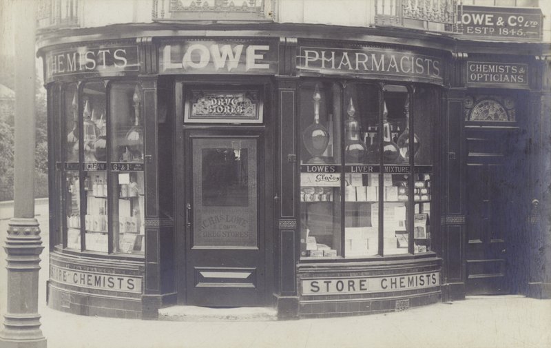 Charles Lowe & Co Drug Store, Newbury, Berkshire (s/hvitt-bilde) av English Photographer