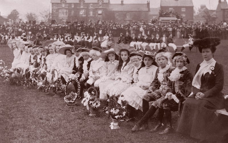 Barnedeltakere i fancy dress-konkurranse, ca. 1910 (svart-hvitt fotograf) av English Photographer