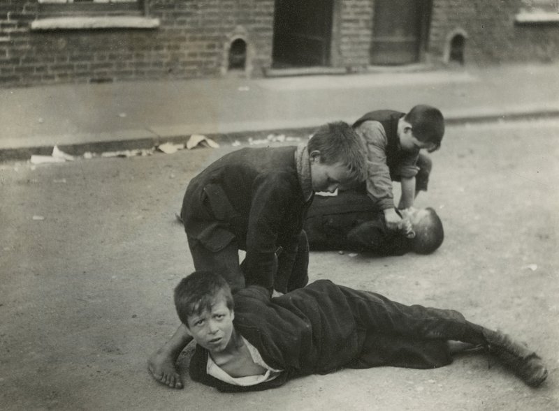 Barnefattigdom, London av English Photographer