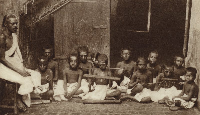 Barn og læreren deres på en skole i India (s/hvitt-bilde) av English Photographer