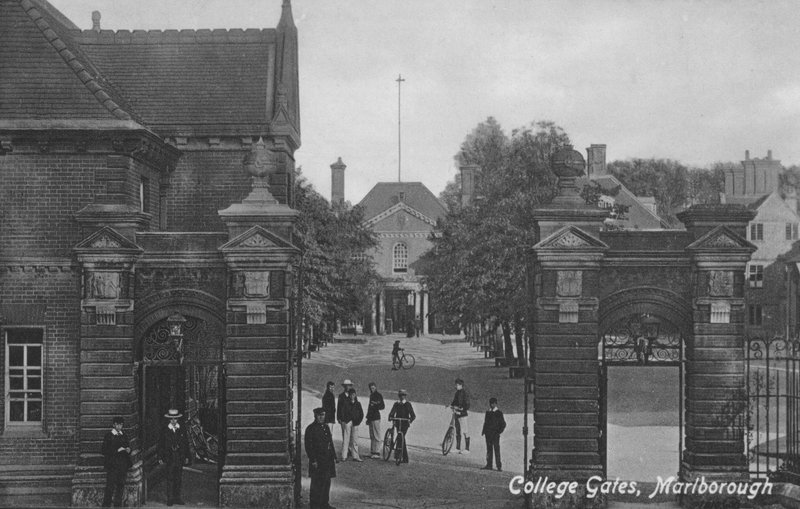 College Gates, Marlborough College, Wiltshire (s/hvitt-bilde) av English Photographer