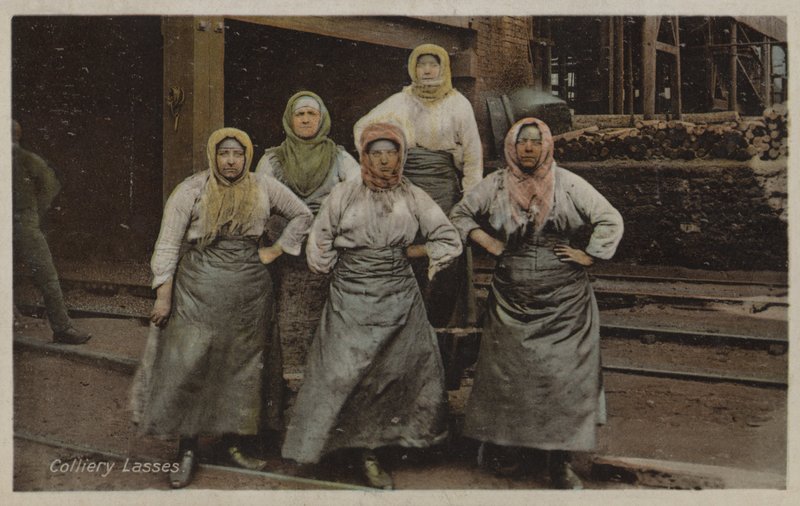 Colliery Lasses (fargebilde) av English Photographer