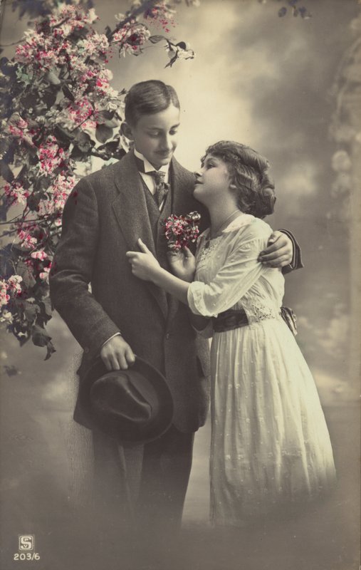 Par under et blomstrende tre av English Photographer