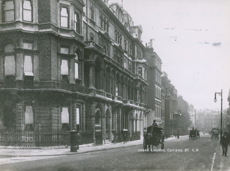 Curzon Street, London av English Photographer
