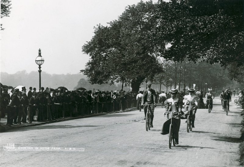 Sykling i Hyde Park, ca 1895 av English Photographer