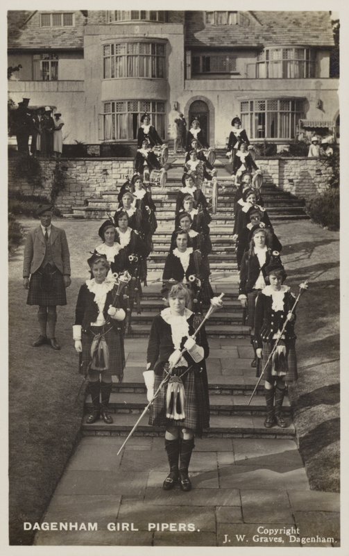 Dagenham Girl Pipers, Essex (s/hvitt bilde) av English Photographer