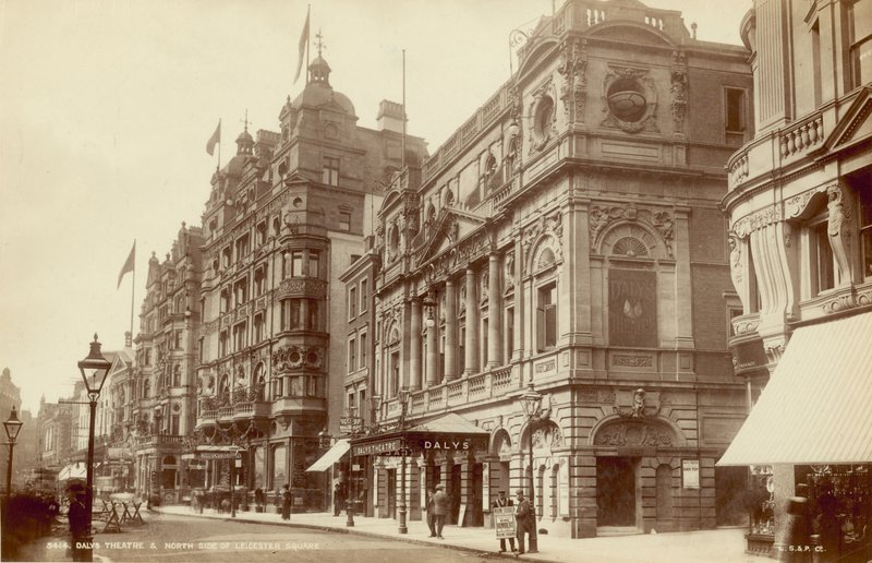Dalys Theatre og nordsiden av Leicester Square, London av English Photographer