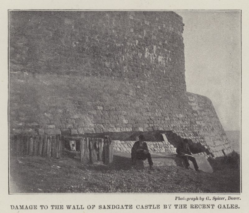 Skade på muren til Sandgate Castle av de siste stormene av English Photographer
