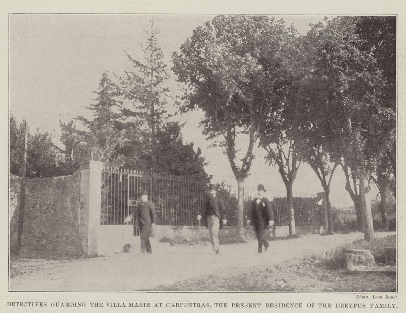 Detektiver som vokter Villa Marie i Carpentras, den nåværende boligen til Dreyfus-familien av English Photographer