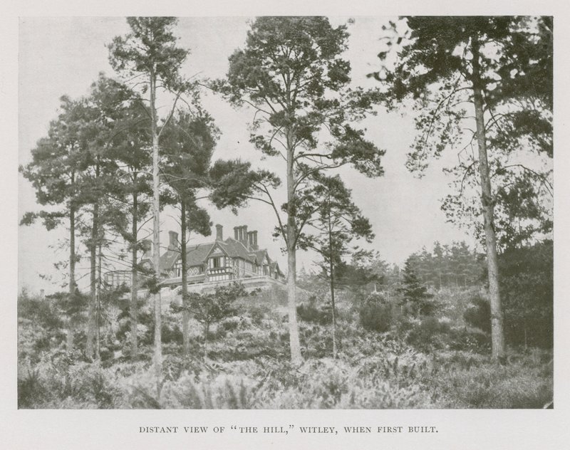 Fjern utsikt over The Hill, Witley, Surrey, da den først ble bygget (s/hvitt-bilde) av English Photographer