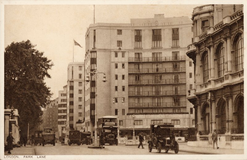 Dorchester Hotel, Park Lane, London (s/hvitt-bilde) av English Photographer