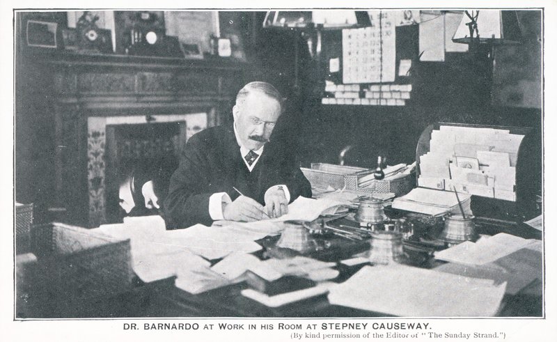 Dr. Barnardo på jobb på rommet sitt på Stepney Causeway av English Photographer