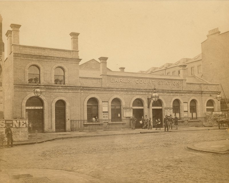 Earls Count Station - inngangen til Earls Court Road; fotografi tatt av C Latham i 1878 av English Photographer
