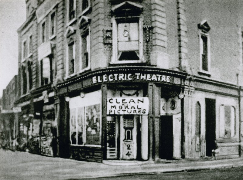 Tidlig Flea-Pit-kino, Nelson Electric Theatre i Old Kent Road, viser rene moralske bilder av English Photographer