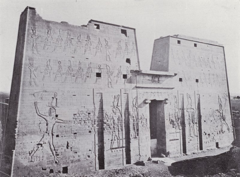 Egypt: Pylon of the Temple of Edfu (s/h-bilde) av English Photographer