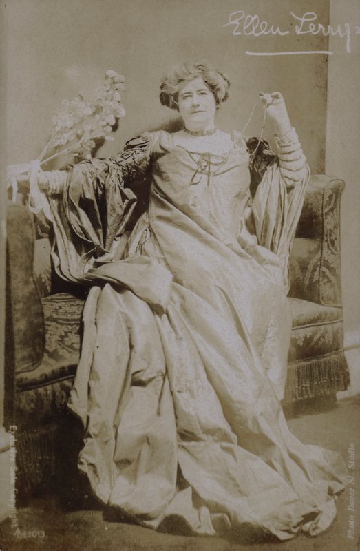 Ellen Terry (s/hvitt bilde) av English Photographer