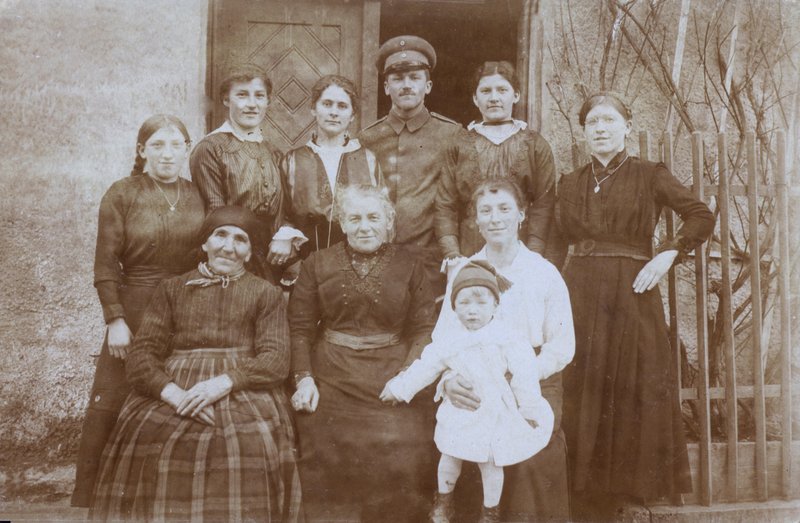 Engelsk soldat, WW1, med gruppe lokalbefolkning, Nord-Europa, sannsynligvis Frankrike (s/hvitt-bilde) av English Photographer
