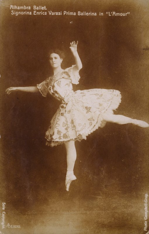 Enrica Varasi, prima ballerina i L "Amour på Alhambra Ballet, London av English Photographer
