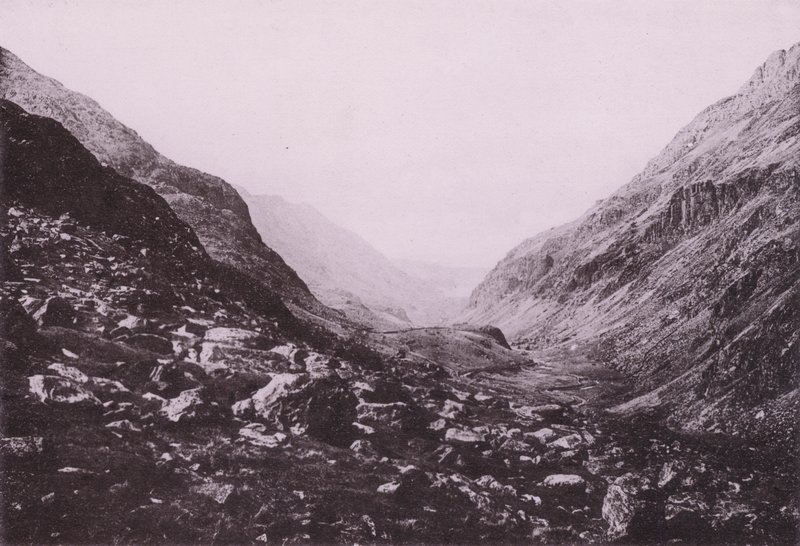 Inngang til Pass of Llanberis (s/hv-bilde) av English Photographer
