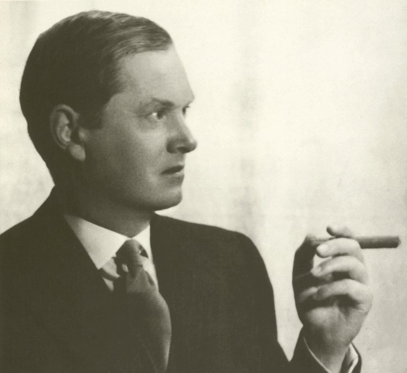 Evelyn Waugh, portrett, røyker sigar (s/hv-bilde) av English Photographer