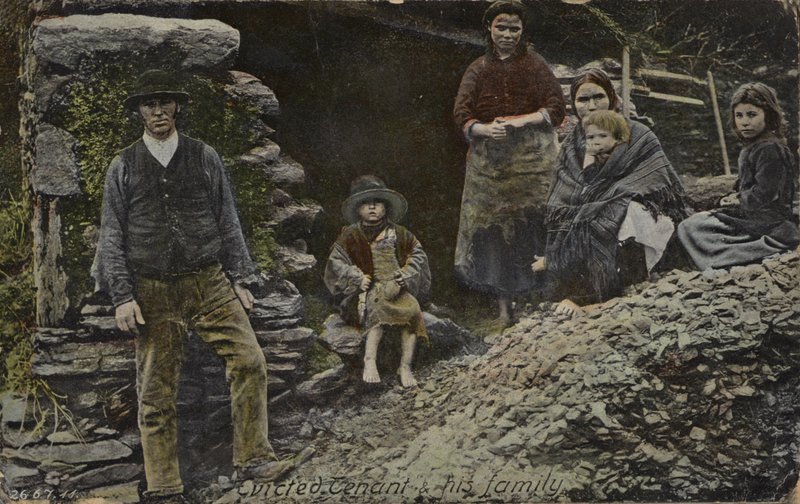 Utvist leietaker og hans familie, Irland (farget bilde) av English Photographer