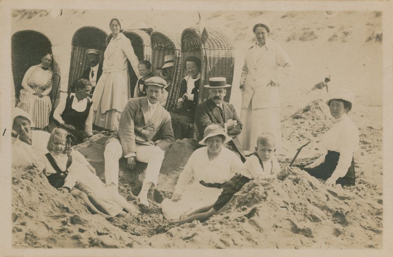 Familie ved sjøen. Postkort sendt i 1913. av English Photographer