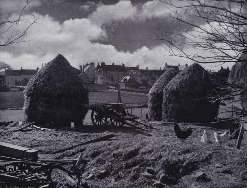 Gårdsstabler og landsbytak i Oxton, Lauderdale (s/hv-bilde) av English Photographer
