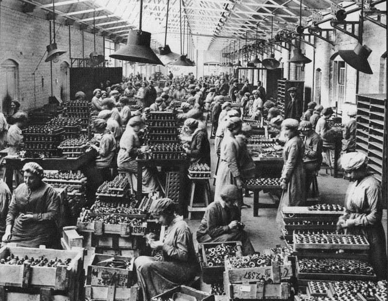 Kvinnelige krigsarbeidere, WW1 (s/hvitt-bilde) av English Photographer