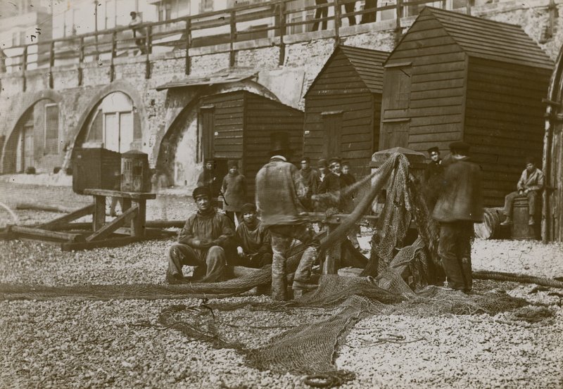 Fiskere avbildet med garnene sine på stranden i Brighton av English Photographer
