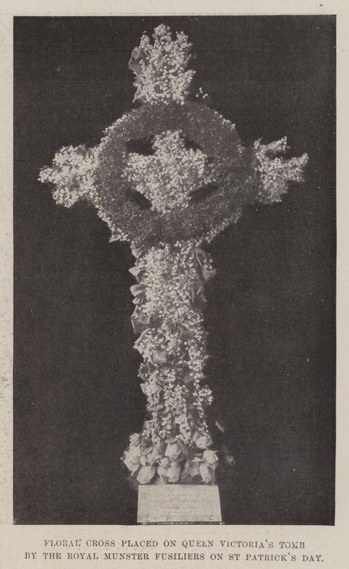 Floral Cross plassert på Queen Victorias Tomb av Royal Munster Fusiliers på St Patricks Day av English Photographer