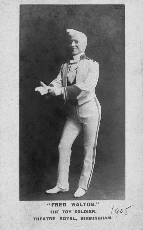 Fred Walton , engelskfødt amerikansk scene- og filmskuespiller som The Toy Soldier (s/h-bilde) av English Photographer