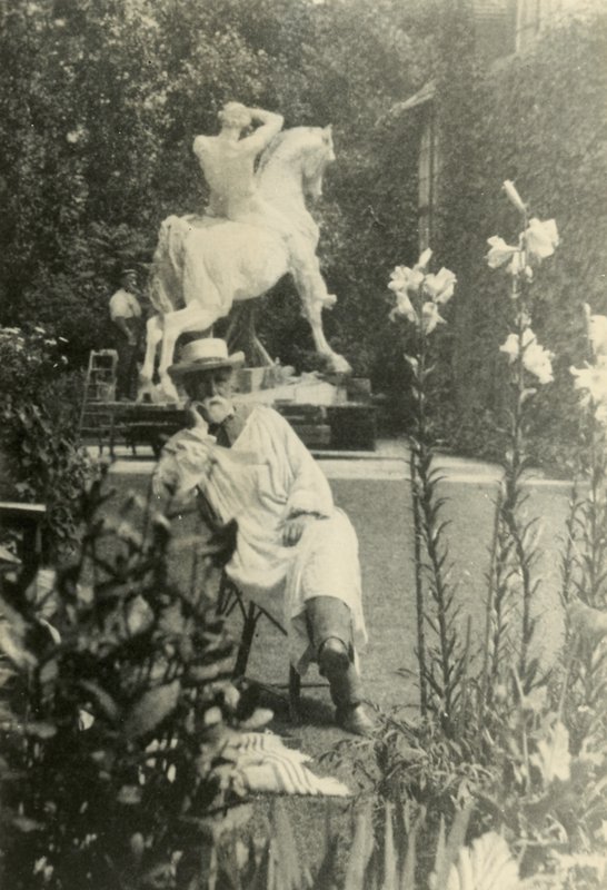 GF Watts i hagen til Little Holland House, Melbury Road, Kensington av English Photographer