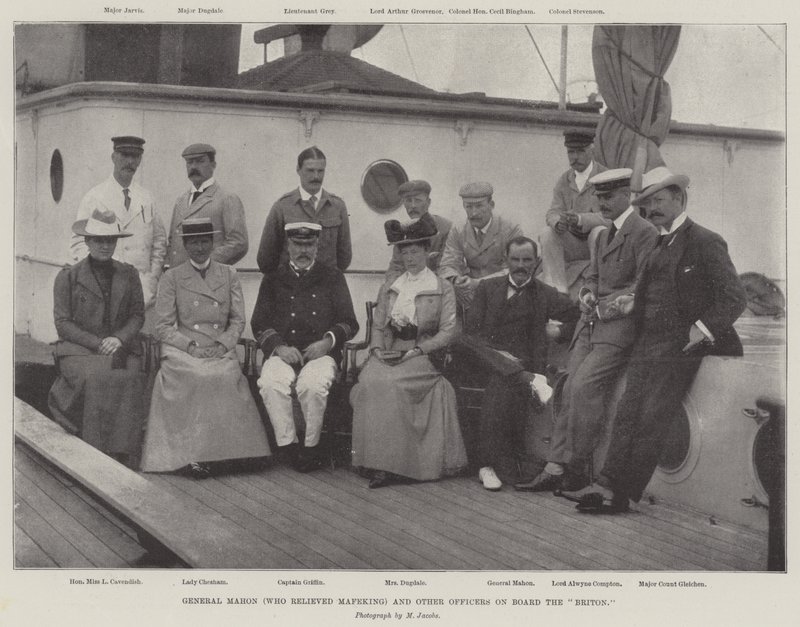 General Mahon (som avløste Mafeking) og andre offiserer om bord på briten av English Photographer