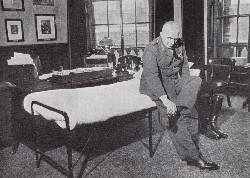 General Sir Edmund Ironside, sjef for den keiserlige generalstaben, på kontoret hans på krigskontoret, hvor han ofte sov under andre verdenskrig, 1939-1940 av English Photographer