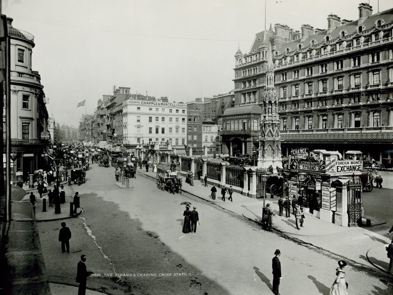 Generell utsikt langs Strand med Charing Cross Station av English Photographer