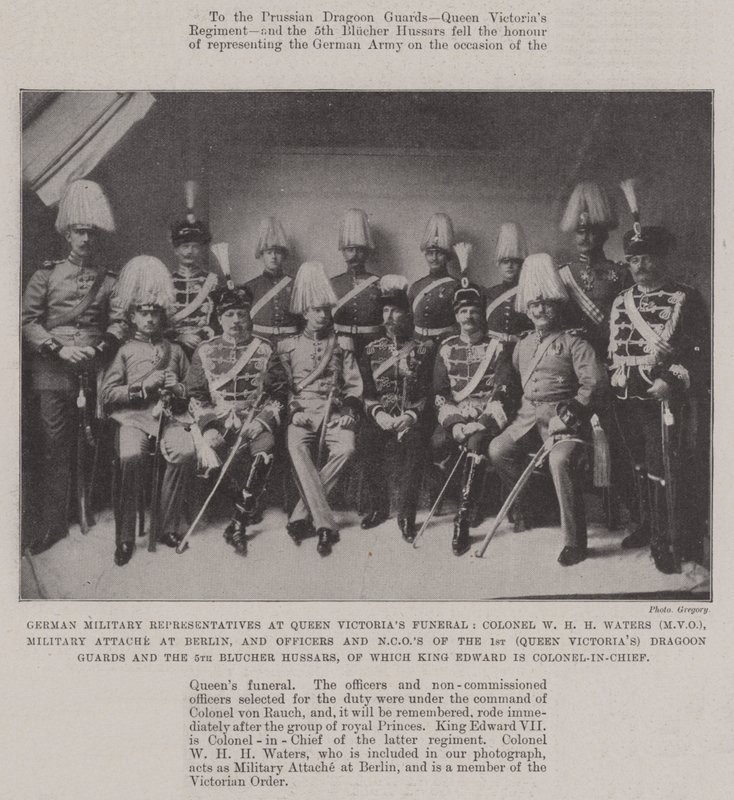 Tyske militære representanter ved dronning Victorias begravelse, oberst W H H Waters (MVO), militærattache i Berlin, og offiserer og underoffiserer for den første (dronning Victorias) dragonvakter og den femte Bluche av English Photographer